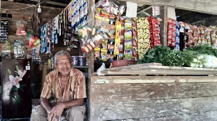 ‘Kisah Jamal’ Lansia Aceh Tamiang, Bangkit dengan Kedai Kayu Bermodal Bansos