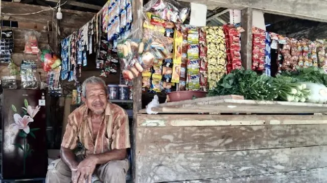 ‘Kisah Jamal’ Lansia Aceh Tamiang, Bangkit dengan Kedai Kayu Bermodal Bansos
