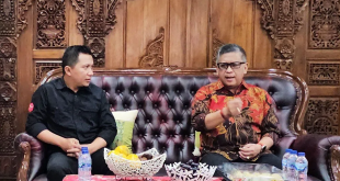 Sekretaris Jenderal PDI Perjuangan Hasto Kristiyanto menerima kunjungan petugas pemutakhiran data pemilih untuk Pilkada 2024 di kediamannya, Kota Bekasi, Jawa Barat