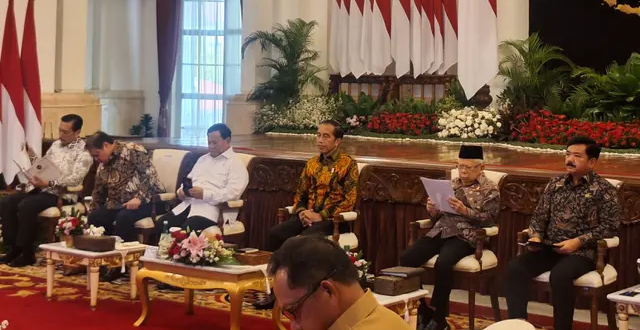 Menteri Pertahanan sekaligus Presiden Terpilih RI, Prabowo Subianto duduk di sebelah Presiden Joko Widodo atau Jokowi saat memimpin sidang kabinet paripurna di Istana Negara Jakarta